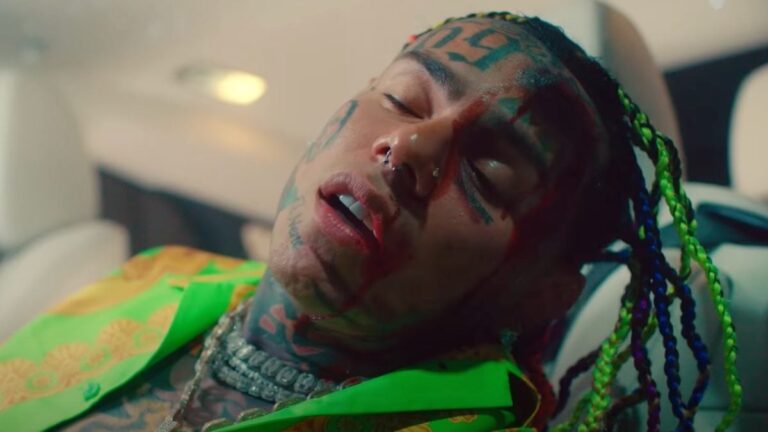 6ix9ine se remet en forme après avoir écrasé sa voiture dans la vidéo « Y Ahora »