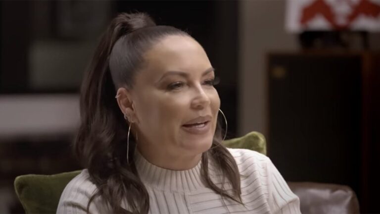 Angie Martinez parle du podcast « Iconic Records » et célèbre le 50e anniversaire du hip-hop