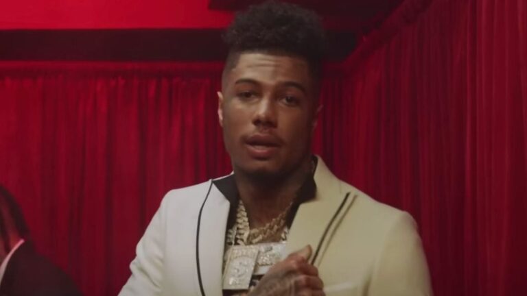 Blueface prend une pose menaçante lors d&rsquo;une séance photo avant le match de boxe