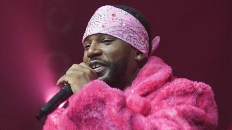 Cam&rsquo;ron poursuivi en justice pour avoir profité de la célèbre photo de lui-même en fourrure rose