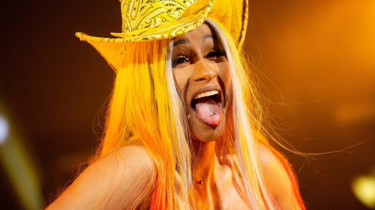 Cardi B appelle le Dalaï Lama et applaudit les haineux en l&rsquo;appelant « mauvais messager »