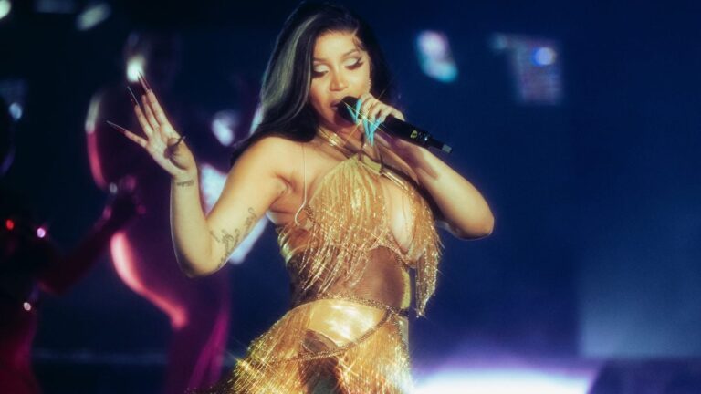 Cardi B laisse un fan en larmes pendant la performance de Rolling Loud Thailand