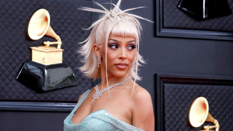 Doja Cat fait tourner les têtes avec de nouvelles photos de piège à soif sans soutien-gorge