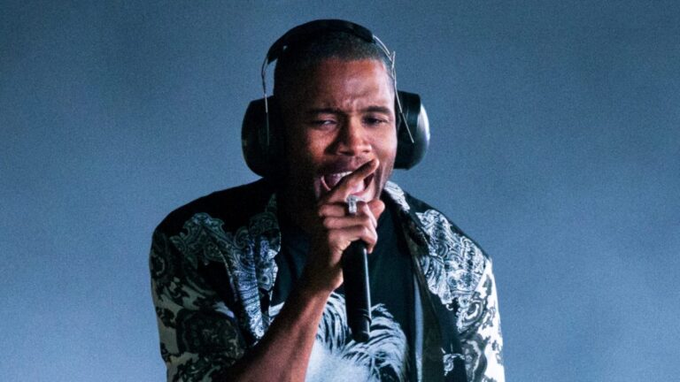 Frank Ocean fait allusion à un nouvel album et se souvient de son défunt frère lors du retour de Coachella