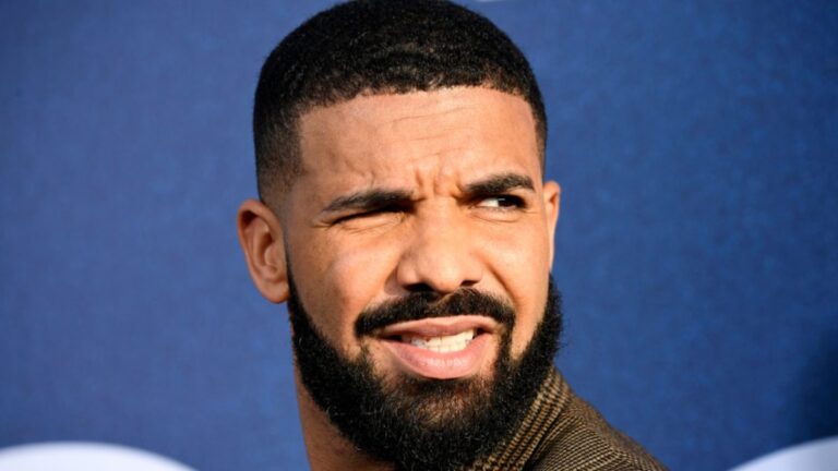 La photo de la baignoire torse nu de Drake laisse les fans poser la même question brûlante