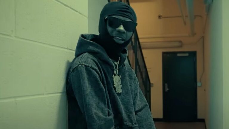 Le rappeur DC MoneyMarr arrêté et accusé de trafic de 5 000 pilules de fentanyl