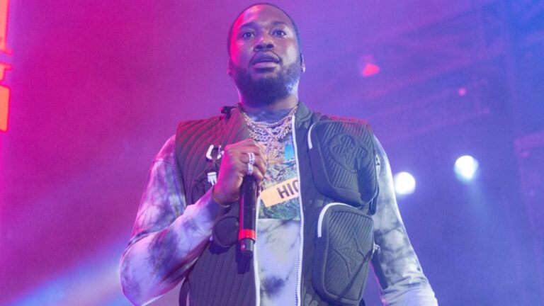 Meek Mill dénonce le mépris de la «vie noire» alors qu&rsquo;un homme écope de 70 ans pour avoir craché sur les flics