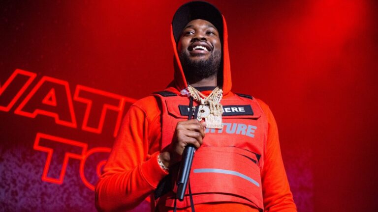 Meek Mill rend hommage aux victimes de l&rsquo;Holocauste en participant à la Marche en Pologne