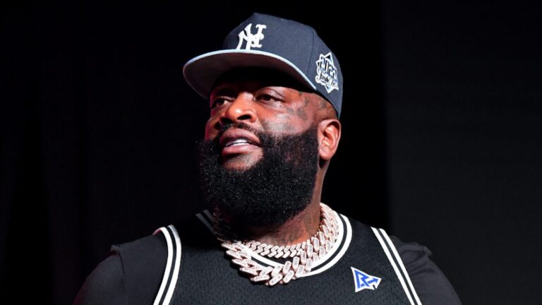 Rick Ross s&rsquo;accroche à sa chère vie tout en tubant en Jamaïque