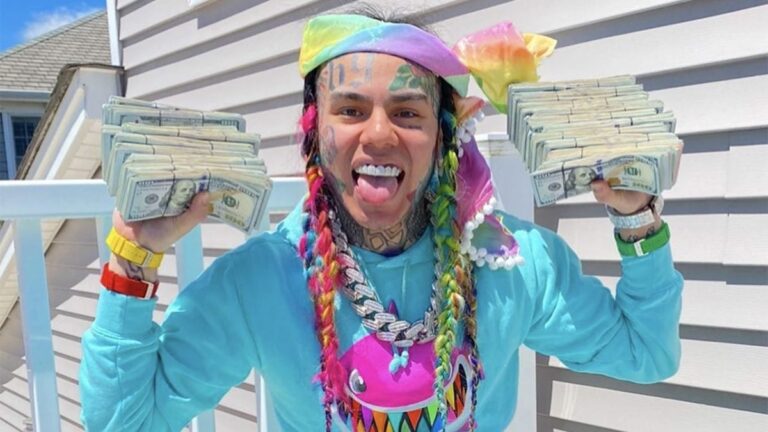 6ix9ine est toujours « Buggin Out », mange une tarentule au Mexique