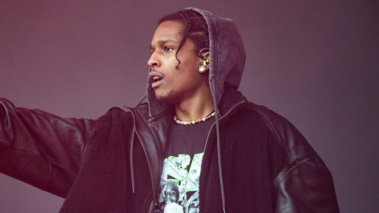 A$AP Rocky grimpe sur une femme pour entrer à l&rsquo;hôtel avant le gala du Met