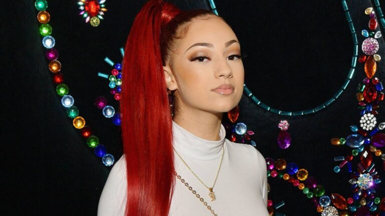 Bhad Bhabie donne une réponse impertinente après que la petite amie de l&rsquo;abonné d&rsquo;OnlyFans frappe à la porte