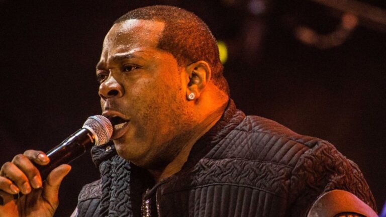 Busta Rhymes nuance les rappeurs qui se produisent avec des morceaux d&rsquo;accompagnement : « We The Holy, Sacred & Pure »