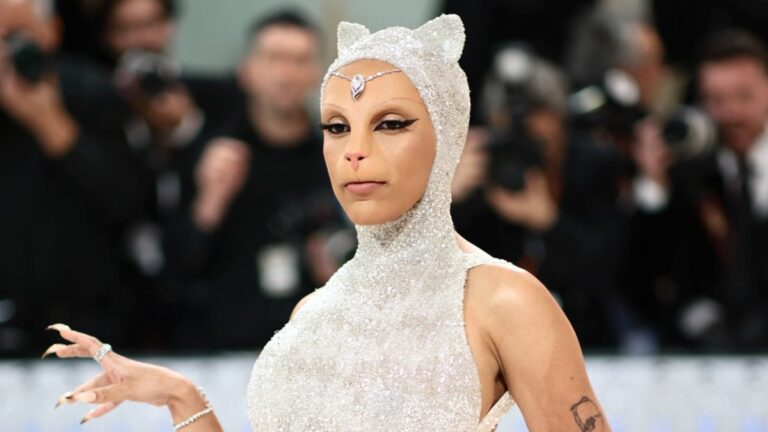 Doja Cat devient complètement félin lors d&rsquo;une apparition au gala Bizarre Met