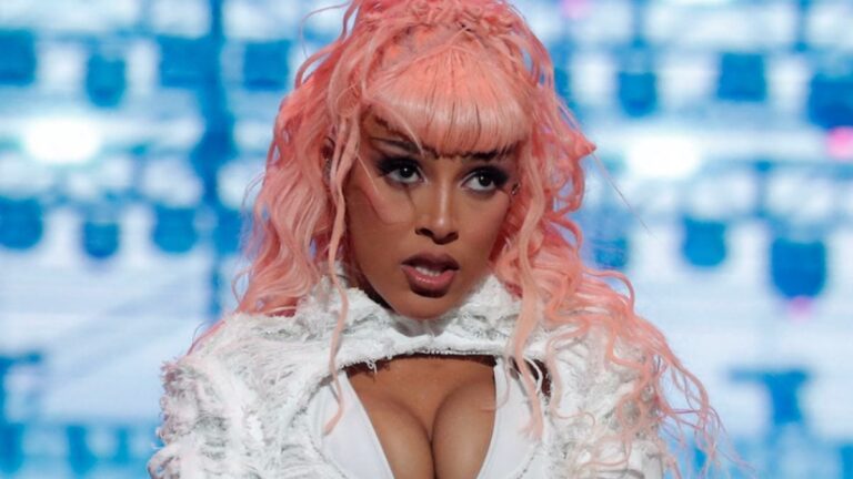 Doja Cat dévoile un énorme tatouage de chauve-souris symbolisant la «mort»