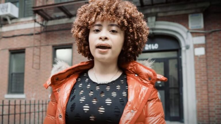 Ice Spice ferme NYC avec le tournage d&rsquo;un clip vidéo après les accessoires « Spider-Man »