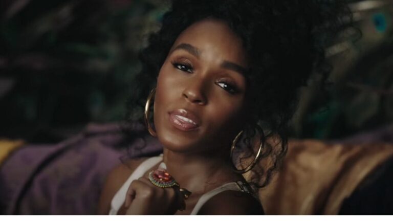 Janelle Monae : « Je suis beaucoup plus heureuse quand mes seins sont sortis »