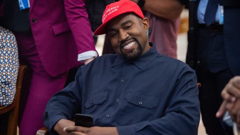 Kanye West torréfié par les fans pour un ensemble d&rsquo;épaulettes et de chaussettes bizarres