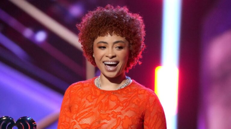 La mère d&rsquo;Ice Spice fait fondre Internet alors que les fans débattent de qui est le plus chaud