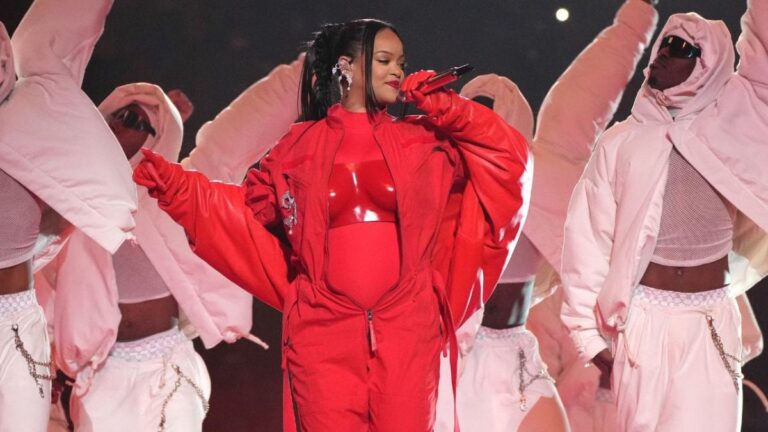 Le spectacle de la mi-temps du Super Bowl de Rihanna devient le plus regardé de tous les temps