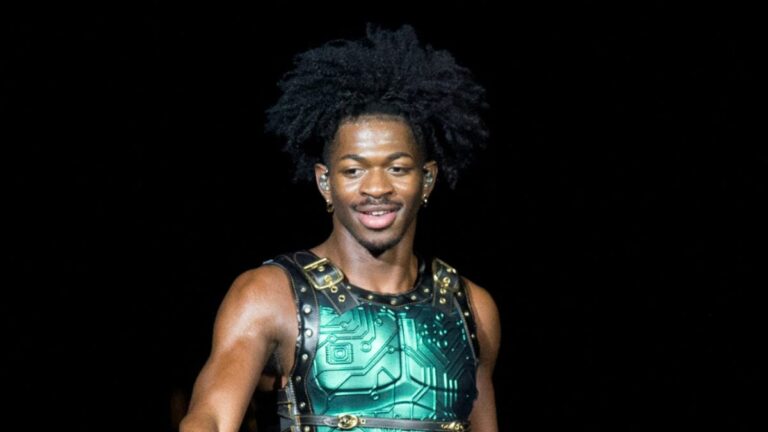 Lil Nas X Trolls cible après avoir supprimé Pride Merch sur le contrecoup de droite