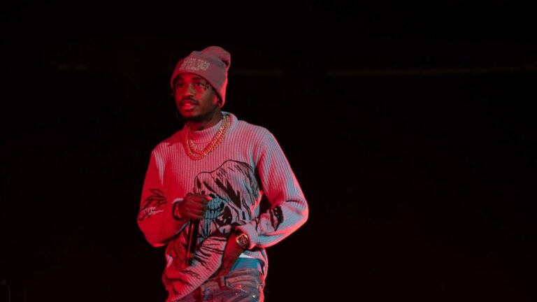 Lil Tjay se rend pour une précédente accusation d&rsquo;arme à feu liée au tir