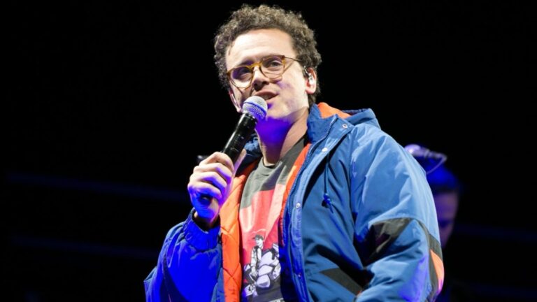 Logic se fait clown pour une méthode de refroidissement bizarre après le spectacle