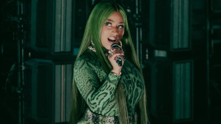 Nicki Minaj rappelle aux fans ses prouesses dans les charts alors qu&rsquo;elle marque une nouvelle double plaque de platine