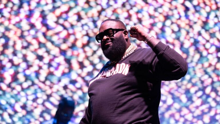 Rick Ross montre des mouvements de danse &lsquo;BMF&rsquo; tout en doublant la date du salon de l&rsquo;automobile