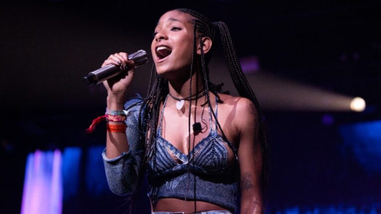 Willow Smith entre dans l&rsquo;histoire en recevant la toute première plaque NFT de la RIAA