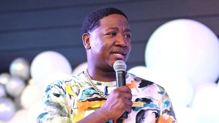 Yung Joc fond en larmes alors qu&rsquo;il s&rsquo;en prend au monde « méchant »