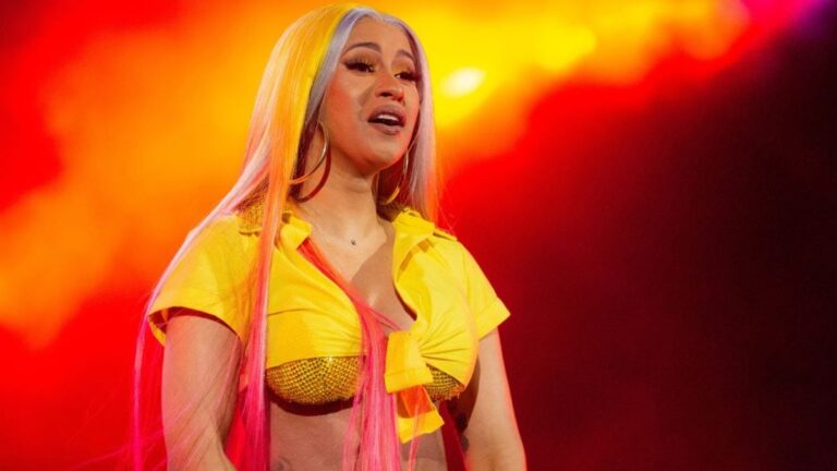 Cardi B répond aux réclamations de Clout Chasing de « Spoiled Brat Billionaire »