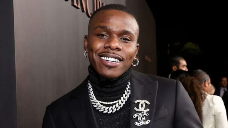 DaBaby déchire « PSA » de JAY-Z dans le freestyle de la station-service torse nu