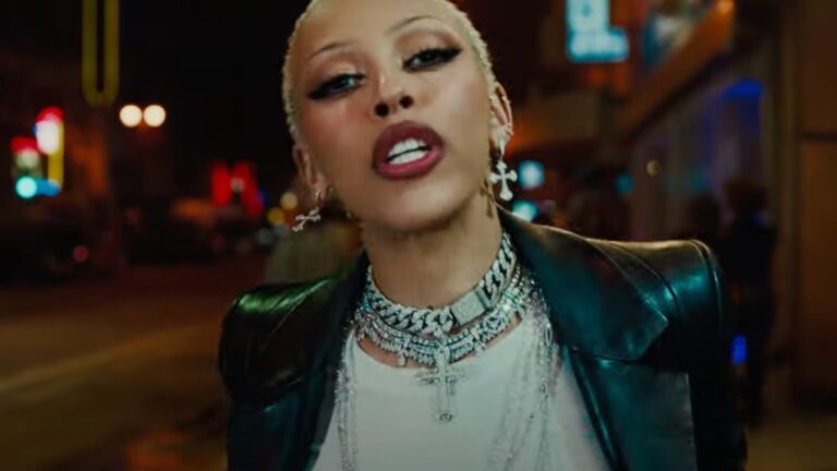 Doja Cat se met à cracher alors qu&rsquo;elle arrête les haineux sur le nouveau single « Attention »