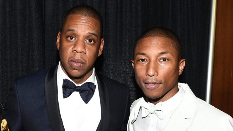 JAY-Z se produit au premier défilé de mode Louis Vuitton étoilé de Pharrell