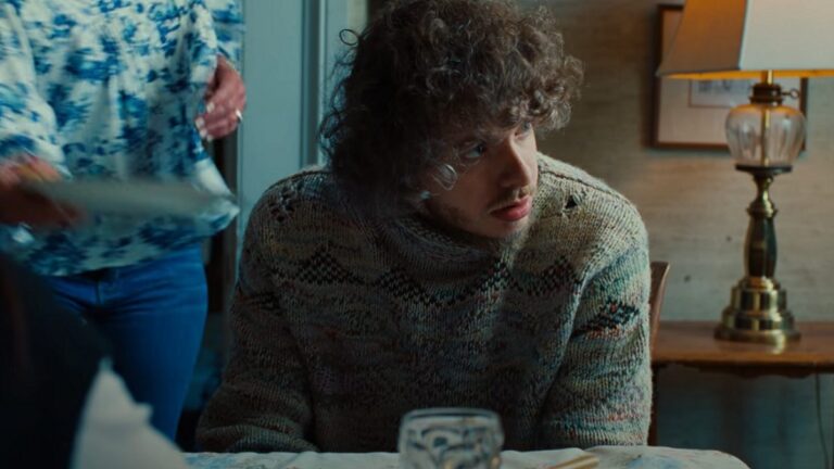 Jack Harlow a une discussion difficile sur les amis qui deviennent des prédateurs dans la vidéo « Gang Gang Gang »