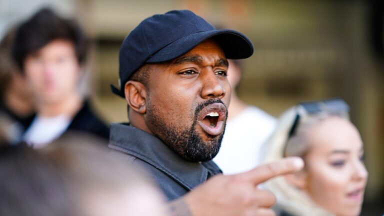 Kanye West explose sur les paparazzis pour l&rsquo;avoir harcelé lors d&rsquo;une visite familiale à l&rsquo;église