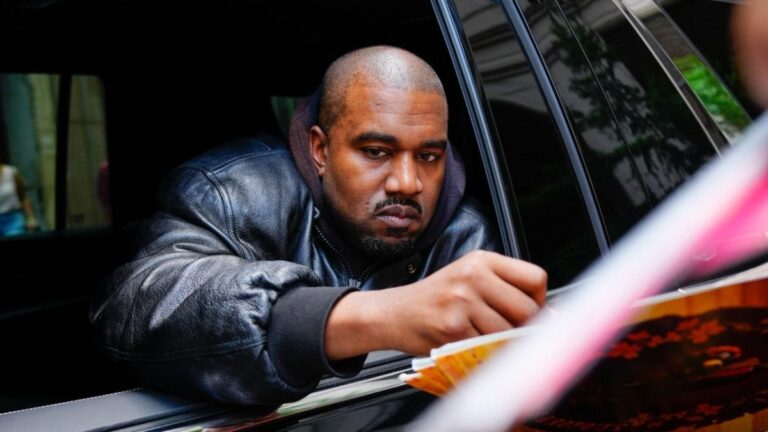 Kanye West fait la journée des touristes d&rsquo;Hollywood lors d&rsquo;une douce rencontre avec le trafic