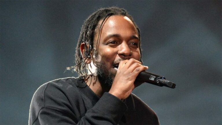Kendrick Lamar fait le clown en produisant de la nouvelle musique en studio