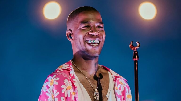 Kid Cudi dévoile un énorme tatouage d&rsquo;homme lunaire via une figurine réaliste de lui-même