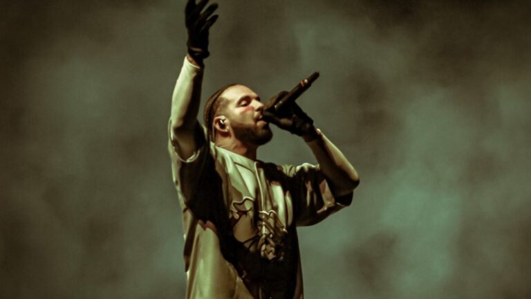 Les ongles colorés de Drake Sports avec State Property Gear & Fans React