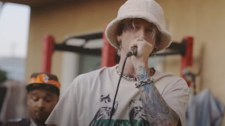 Machine Gun Kelly exige ses fleurs dans le nouveau freestyle &lsquo;Killa Cam&rsquo; avec Doe Boy