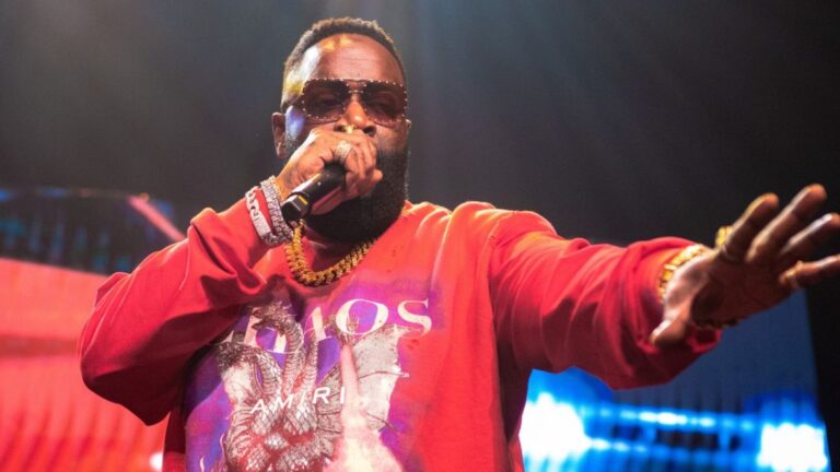 Rick Ross a un message pour un fan qui est parachuté dans son salon de l&rsquo;automobile sans autorisation