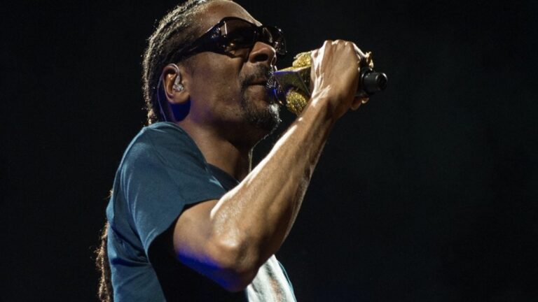 Snoop Dogg reporte les concerts « Doggystyle » à Los Angeles pour soutenir la grève des écrivains