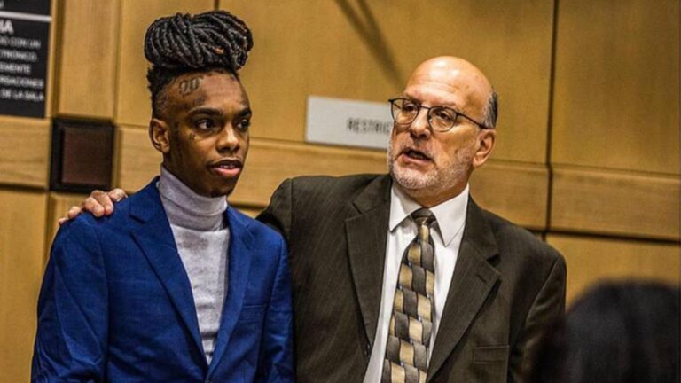 YNW Melly Fist Bumps Lawyer après que les preuves de l&rsquo;accusation ont été rejetées