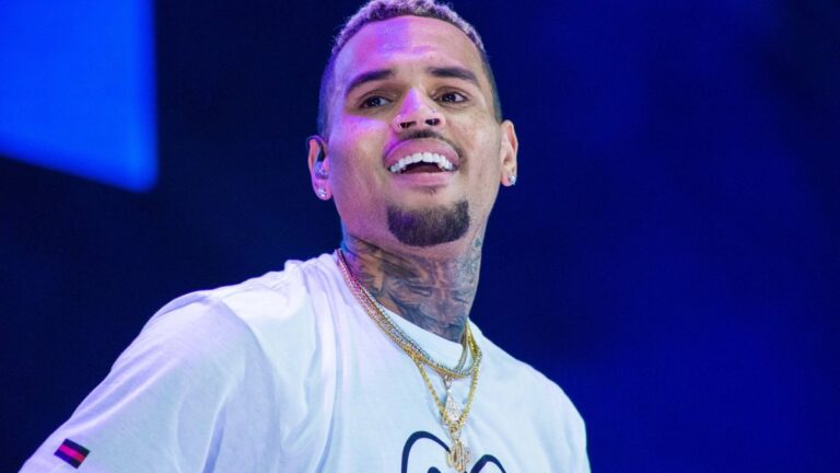 Chris Brown demande à l&rsquo;ex-gouvernante de subir un examen mental de 8 heures dans le cadre d&rsquo;un différend sur une attaque de chien
