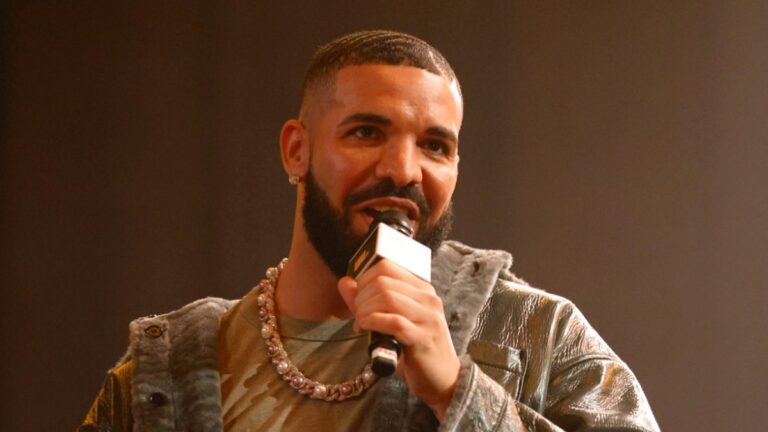 Drake plaisante sur le passé de strip-tease de sa petite mère lors d&rsquo;une interview avec les starlettes