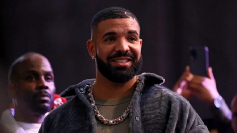 Drake se moque d&rsquo;un fan pour avoir lancé un sac à main sur scène : « Vous n&rsquo;avez pas de vie ? »