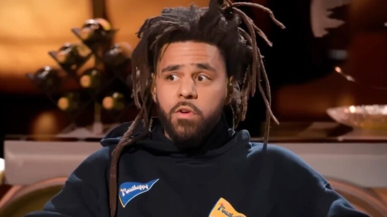 J. Cole admet qu&rsquo;il a toujours peur d&rsquo;être à nouveau fauché : « Je suis intelligent avec mon argent »