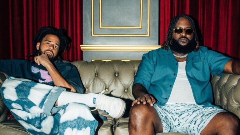 J. Cole et Bas se préparent à partir en voyage alors qu&rsquo;ils taquinent la collaboration « Passport Bros »